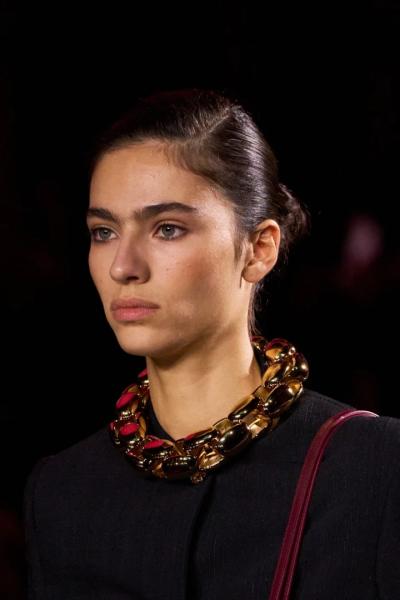 Beauty-образи з показу Chanel весна-літо 2026: природні широкі брови, сяюча шкіра, паризький шик