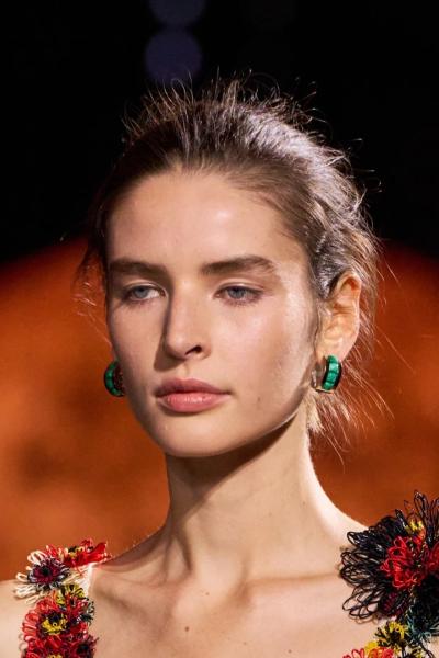 Beauty-образи з показу Chanel весна-літо 2026: природні широкі брови, сяюча шкіра, паризький шик