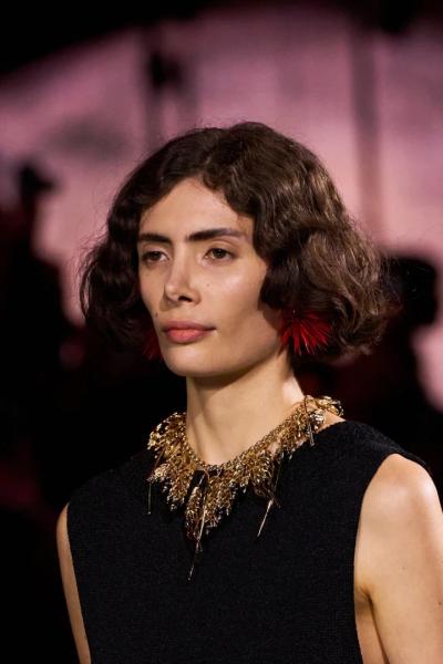 Beauty-образи з показу Chanel весна-літо 2026: природні широкі брови, сяюча шкіра, паризький шик