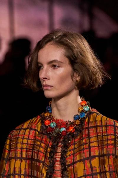 Beauty-образи з показу Chanel весна-літо 2026: природні широкі брови, сяюча шкіра, паризький шик