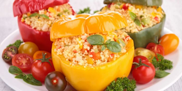 Фарширований перець з кускусом і курятиною &mdash; хелсі-рецепт