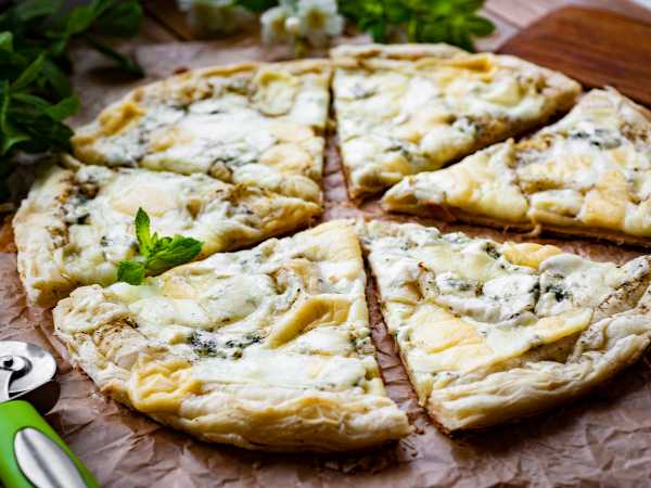 Піца з часниковим соусом, беконом і маринованими огірками &mdash; рецепт на сухих дріжджах