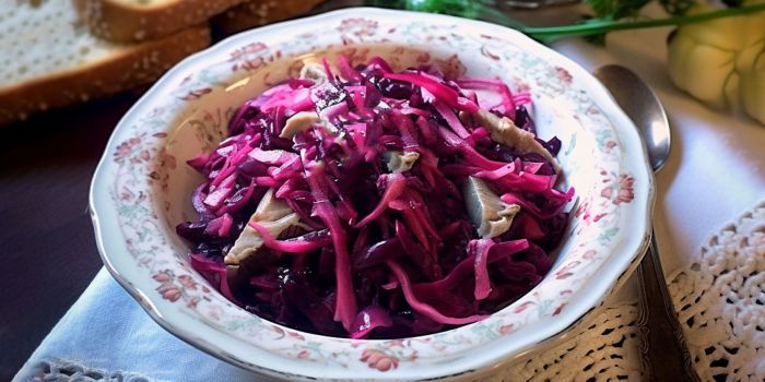 Салат з червоною капустою, оселедцем і квасолею