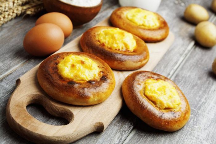Ватрушки з сиром і родзинками &mdash; рецепт класичної домашньої випічки