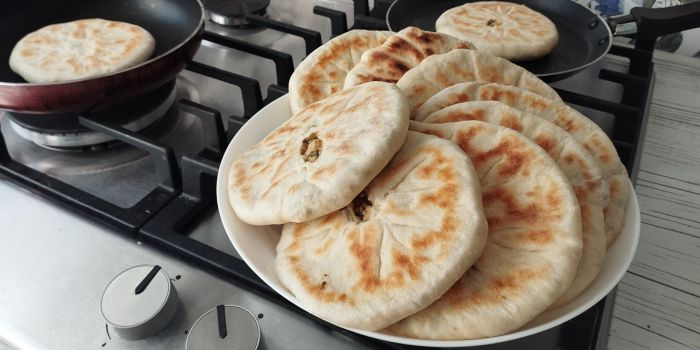 Коржики з тофу і зеленню на сковороді