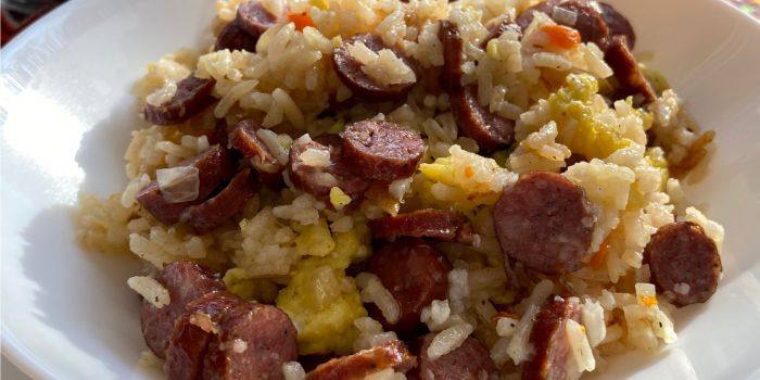 Плов з мисливськими ковбасками &mdash; рецепт на сковороді
