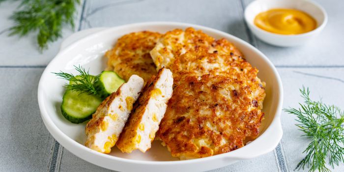 Січеники з курячим філе, кукурудзою і сиром &mdash; соковиті котлети на сковороді