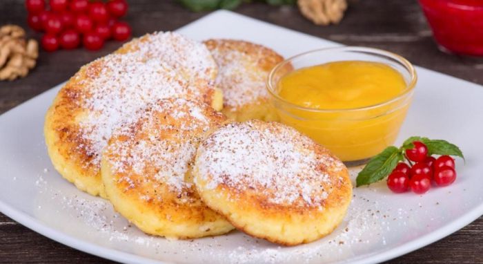 Сирники з манкою і родзинками &mdash; домашній рецепт