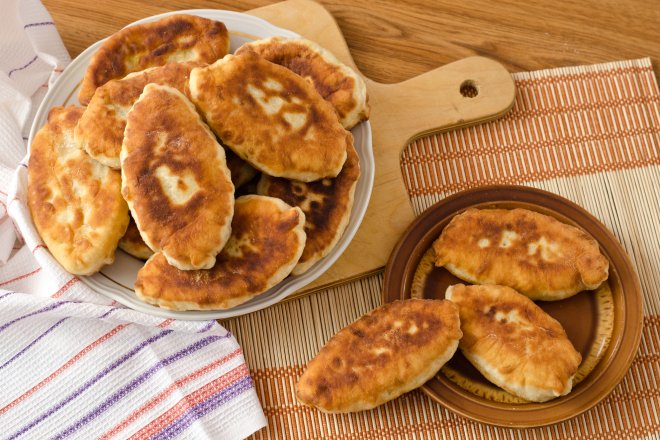 Смажені пиріжки з яблуками &mdash; рецепт