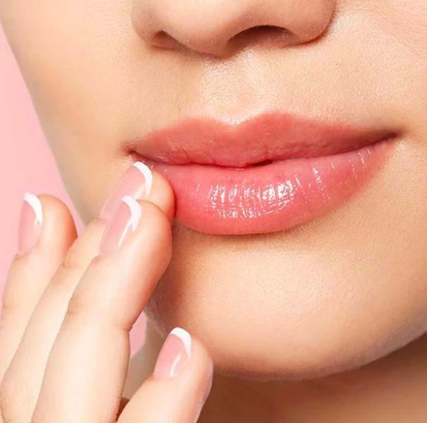 Простий трюк, щоб позбавитися сухості губ.  Vogue UA Beauty Advent, День 16