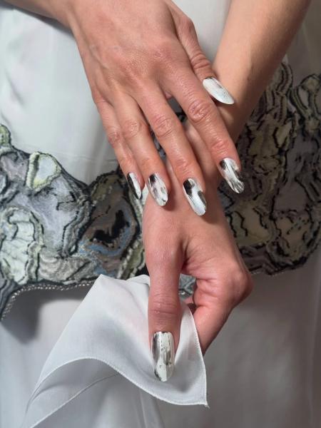 "Пташині" нігті Chanel: історія найказковішого манікюру Haute Couture