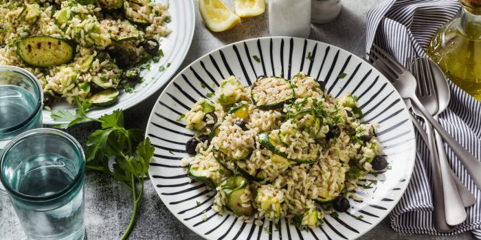 Салат з рисом, кабачками, авокадо і оливками &mdash; рецепт