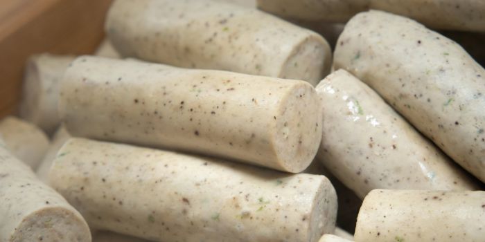 Домашні молочні сосиски з курки &mdash; рецепт