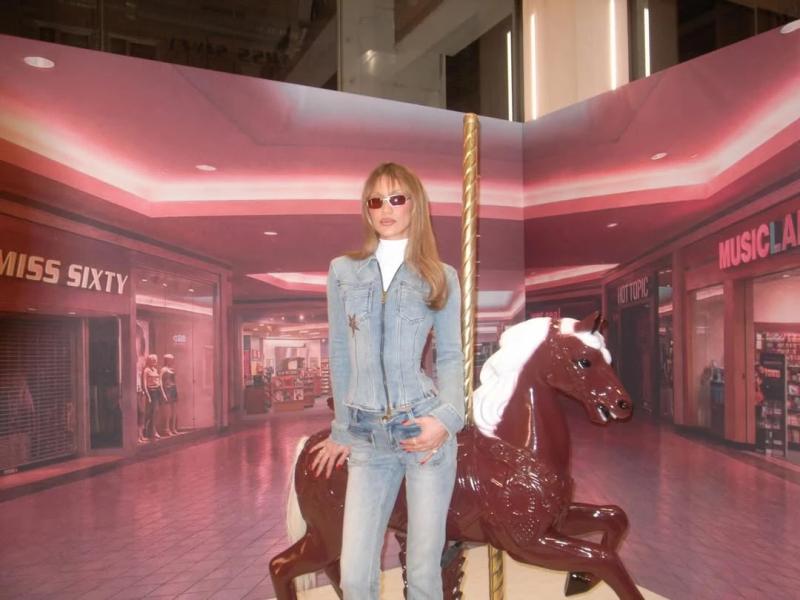 Ретрочубчик і блонд Белли Гадід у стилі 1970-х