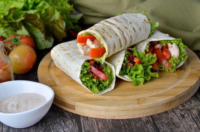 Тортилья з куркою та овочами