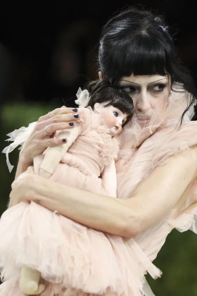 Met Gala 2026: що насправді означали найбільш епатажні б&rsquo;юті-образи зірок