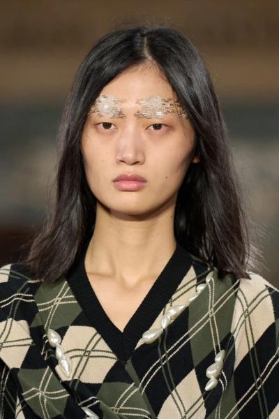 Брови, вишиті бісером, на шоу Simone Rocha весна-літо 2027