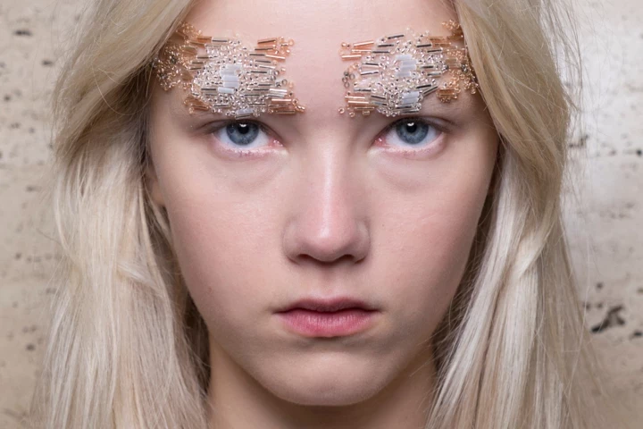 Брови, вишиті бісером, на шоу Simone Rocha весна-літо 2027