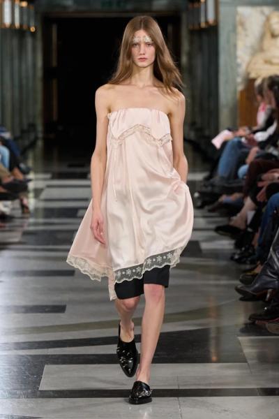 Брови, вишиті бісером, на шоу Simone Rocha весна-літо 2027