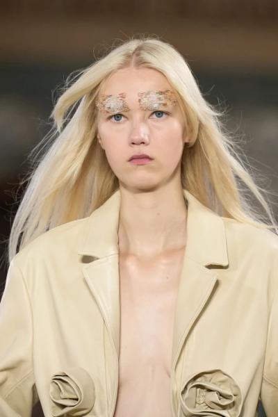 Брови, вишиті бісером, на шоу Simone Rocha весна-літо 2027